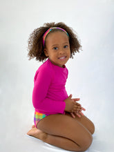 Carica l'immagine nel visualizzatore di Gallery, Model Back: Rio De Sol T-Shirt Amaranto Rash-Guard Kids