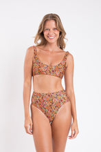 Carica l'immagine nel visualizzatore di Gallery, Model Front: Rio De Sol Bas Bottom Bouquet Hotpants