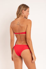 Carica l'immagine nel visualizzatore di Gallery, Model Back: Rio De Sol Bas Bottom Microfibra-Chic-Red Madrid