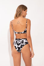 Carica l'immagine nel visualizzatore di Gallery, Model Back: Rio De Sol Bas Bottom Poppy Hotpants