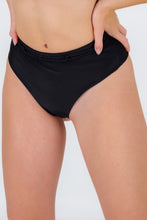 Carica l'immagine nel visualizzatore di Gallery, Gallery: Rio De Sol Bas Bottom Shimmer-Black Hotpants