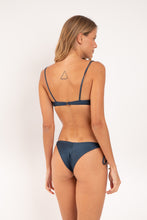 Carica l'immagine nel visualizzatore di Gallery, Model Back: Rio De Sol Bas Bottom Shimmer-Shark Cheeky-Tie-Gold