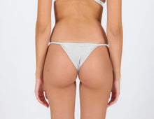 Carica l'immagine nel visualizzatore di Gallery, Model Back: Rio De Sol Bas Bottom Shimmer-White California