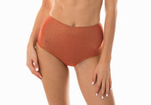 Carica l'immagine nel visualizzatore di Gallery, Model Front: Rio De Sol Bas Calcinha Radiante Canela Hot Pant