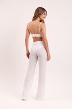 Carica l'immagine nel visualizzatore di Gallery, Model Back: Rio De Sol Pantalon De Plage Memphis-White Pants Lana