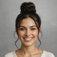 Carica l'immagine nel visualizzatore di Gallery, Model Front: Rio De Sol Chouchou Nero Scrunchie