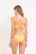 Carica l'immagine nel visualizzatore di Gallery, Model Back: Rio De Sol Ensemble Set Amarelo Bandeau-Crispy Cheeky-Crispy
