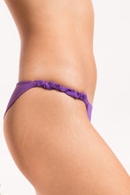 Carica l'immagine nel visualizzatore di Gallery, Image 09: Rio De Sol Ensemble Set Amuleto Bandeau-Crispy Cheeky-Crispy