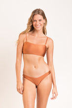 Carica l'immagine nel visualizzatore di Gallery, Model Front: Rio De Sol Ensemble Set Nocciola Bandeau-Reto High-Leg