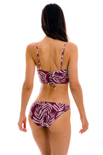 Carica l'immagine nel visualizzatore di Gallery, Model Back: Rio De Sol Ensemble Set Palms-Vine Balconet-Anna Comfy