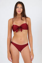 Carica l'immagine nel visualizzatore di Gallery, Model Front: Rio De Sol Ensemble Set Shimmer-Divino Bandeau-Knot Essential