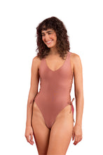 Carica l'immagine nel visualizzatore di Gallery, Model Front: Rio De Sol Une Pièce Shimmer-Copper Zoe
