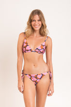 Carica l'immagine nel visualizzatore di Gallery, Model Front: Rio De Sol Haut Top Amore-Pink Tri-Fixo