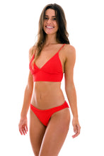 Carica l'immagine nel visualizzatore di Gallery, Model Front: Rio De Sol Haut Top Cotele-Tomate Tri-Tank