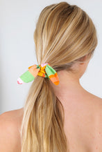 Carica l'immagine nel visualizzatore di Gallery, Model Front: Rio De Sol Chouchou Utah Scrunchie