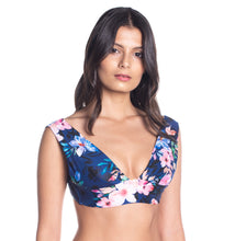 Carica l'immagine nel visualizzatore di Gallery, Model Front: Saha Haut Top Sierra Floral Night