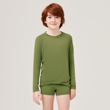 Carica l'immagine nel visualizzatore di Gallery, Model Front: Uv Line T-Shirt Longsleeve Uvrpo Inf Verde Militar Upf50+