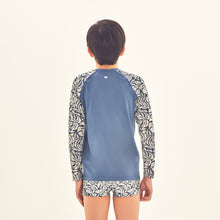 Carica l'immagine nel visualizzatore di Gallery, Model Back: Uv Line T-Shirt Rash Guard Kids Costela Aco Off White Upf50+