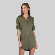 Carica l'immagine nel visualizzatore di Gallery, Model Front: Uv Line Vêtement De Plage Shirtdress Copenhagen Verde Militar Upf50+