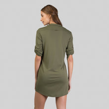 Carica l'immagine nel visualizzatore di Gallery, Model Back: Uv Line Vêtement De Plage Shirtdress Copenhagen Verde Militar Upf50+