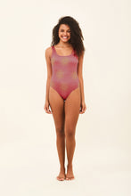 Carica l'immagine nel visualizzatore di Gallery, Model Front: Uv Line Une Pièce Swimsuit Shine Malva