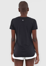Carica l'immagine nel visualizzatore di Gallery, Model Back: Alto Giro Fitness Haut T-Shirt Skin Fit Alongada Gola V Preto
