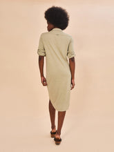 Carica l'immagine nel visualizzatore di Gallery, Model Back: Uv Line Chemise Shirtdress Copenhagen Mescla Areia Upf50+
