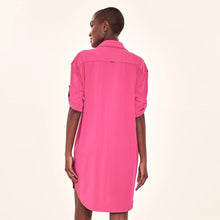 Carica l'immagine nel visualizzatore di Gallery, Model Back: Uv Line Chemise Shirtdress Copenhagen Cherry Hot Pink Upf50+
