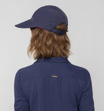 Carica l'immagine nel visualizzatore di Gallery, Model Back: Uv Line Casquette Visor Capri Colors Nac Fem Navy Blue Rose Upf50+
