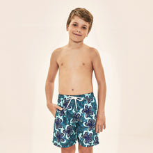 Carica l'immagine nel visualizzatore di Gallery, Model Front: Uv Line Maillot De Bain Garçon Shorts Aqua Hibiscus Kids Upf50+
