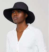 Carica l'immagine nel visualizzatore di Gallery, Model Front: Uv Line Bob Hat California Nac Fem Black Upf50+
