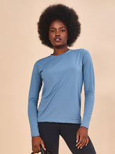 Carica l'immagine nel visualizzatore di Gallery, Model Front: Uv Line T-Shirt Longsleeve Uvpro Indigo Upf50+
