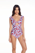 Carica l'immagine nel visualizzatore di Gallery, Model Front: Saha Une Pièce Aurora One Piece

