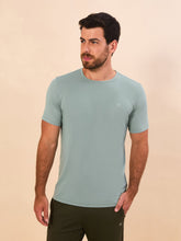 Carica l'immagine nel visualizzatore di Gallery, Model Front: Uv Line T-Shirt Pour Homme T-Shirt New Fit Masc Verde Agua Upf50+
