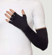 Carica l'immagine nel visualizzatore di Gallery, Model Front: Uv Line Gants Extra Long Gloves Uni Black Upf50+
