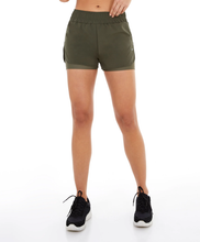 Carica l'immagine nel visualizzatore di Gallery, Model Front: Alto Giro Fitness Bas Shorts Tecnospan Abertura Lateral Verde Militar
