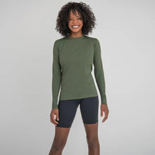 Carica l'immagine nel visualizzatore di Gallery, Model Front: Uv Line T-Shirt Longsleeve Uvpro Fem Verde Militar Upf50+

