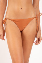 Carica l'immagine nel visualizzatore di Gallery, Gallery: Rio De Sol Bas Bottom Shimmer-Nocciola Cheeky-Tie-Gold
