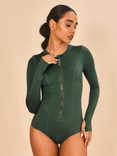 Carica l'immagine nel visualizzatore di Gallery, Model Front: Uv Line Une Pièce Swimsuit Macae Green Cactus Upf50+
