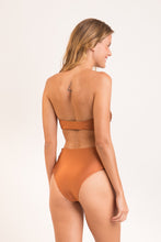 Carica l'immagine nel visualizzatore di Gallery, Model Back: Rio De Sol Bas Bottom Nocciola High-Waist-Spin
