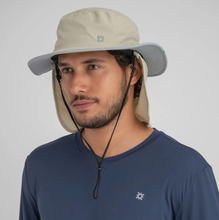 Carica l'immagine nel visualizzatore di Gallery, Model Front: Uv Line Chapeau Legionnaire Chapeu Kansas Nac Areia/Cinza
