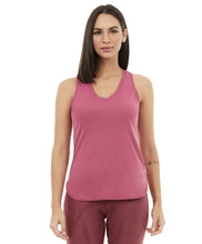 Carica l'immagine nel visualizzatore di Gallery, Model Front: Alto Giro Fitness Haut Regata Skin Fit Alongada Gola V Roxo Reset
