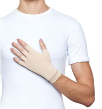 Carica l'immagine nel visualizzatore di Gallery, Model Front: Uv Line Gants Short Gloves Uni Beige Upf50+
