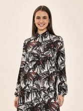 Carica l'immagine nel visualizzatore di Gallery, Model Front: Uv Line Chemise Shirt Vitoria Coqueiros Upf50+
