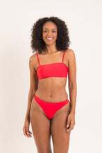 Carica l'immagine nel visualizzatore di Gallery, Model Front: Rio De Sol Ensemble Set Rouge Bandeau-Reto Nice-Fio
