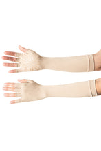 Carica l'immagine nel visualizzatore di Gallery, Model Front: Uv Line Gants Long Glove Chocolate Upf50+
