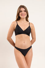Carica l'immagine nel visualizzatore di Gallery, Model Front: Rio De Sol Haut Top Touch-Black Paola
