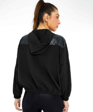 Carica l'immagine nel visualizzatore di Gallery, Model Back: Alto Giro Fitness Haut Jaqueta Tecnospan Recortes Preto
