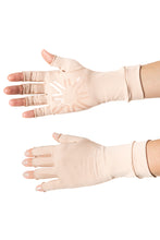 Carica l'immagine nel visualizzatore di Gallery, Model Front: Uv Line Gants Medium Glove Beige Upf50+
