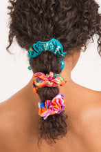 Carica l'immagine nel visualizzatore di Gallery, Image 04: Rio De Sol Chouchou Rain Scrunchie
